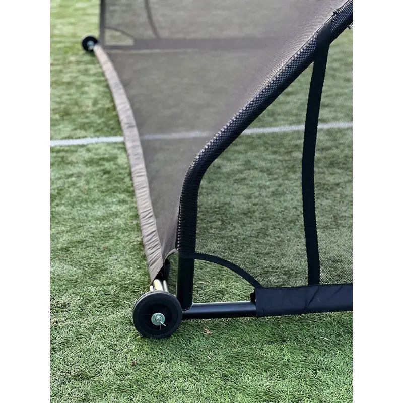 Fotballmål GIZA 5x2m, nærbilde av hjørne med netting, hjul og solid ramme på kunstgress.