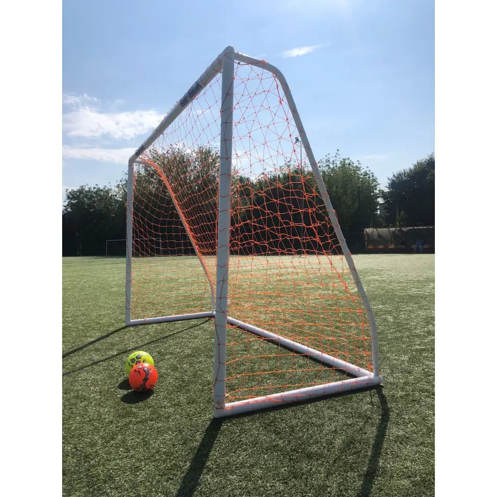 Portabelt fotballmål 3 x 2 m PRO PVC, sidevisning med oransj nett og to fotballer på kunstgress.