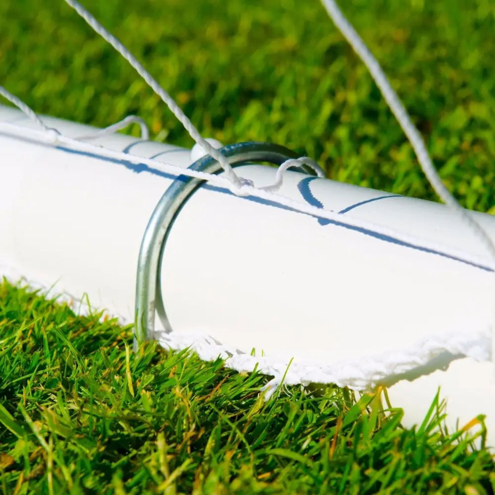 Mål portabel fotballnett 3 x 2 m PRO PVC, nærbilde av hjørnestolpe, nett og metallspiker på gress.