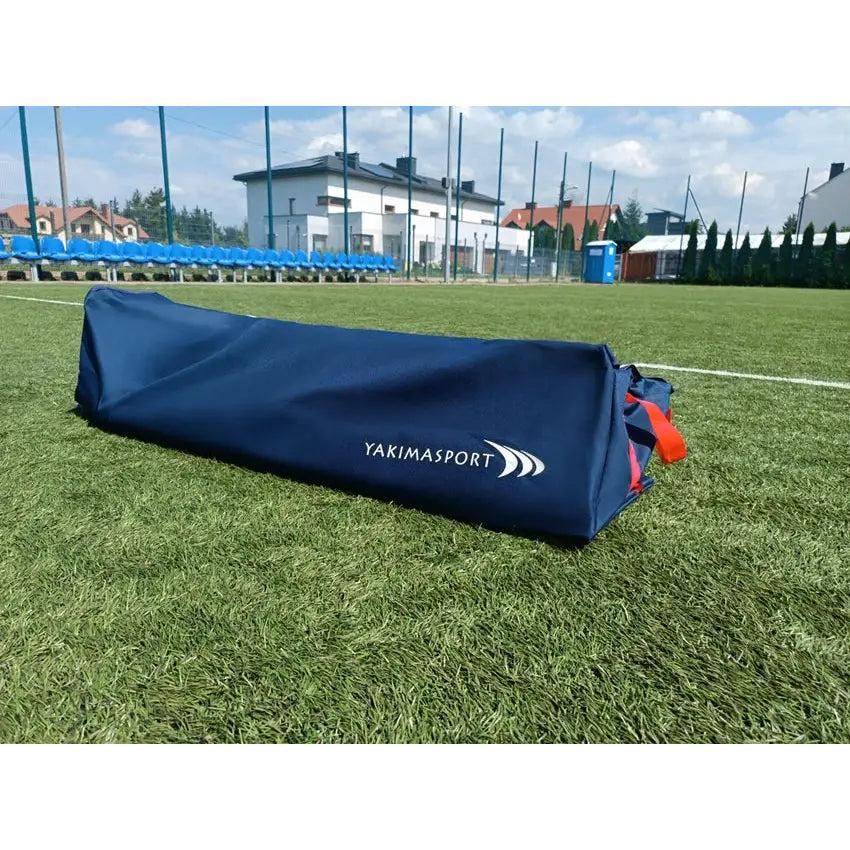 Mål portabel fotballnett 3 x 2 m PRO PVC, mørkeblå bærebag med røde håndtak på kunstgressbane.