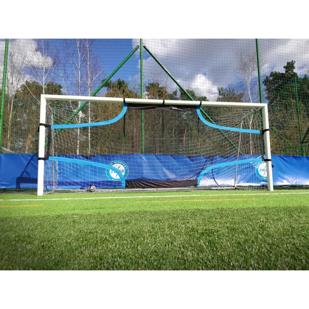 Målskive for skyting 5x2 m, hvitt fotballmål med blå detaljer og nett på grønn kunstgressbane.