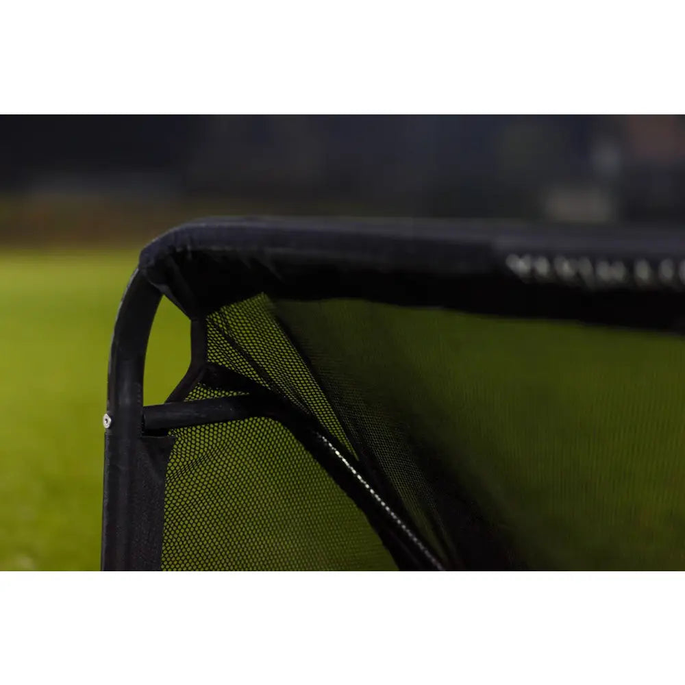 Målstolpe for fotball GIZA, detaljvisning av netting, svart ramme og festemekanisme i hjørnet.