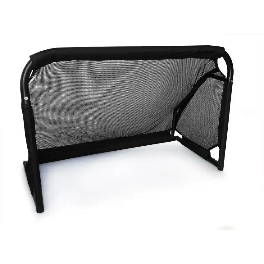 Målstolpe for fotball GIZA, sort metallramme med avrundede hjørner og stramt nett, bakfra skrå vinkel.