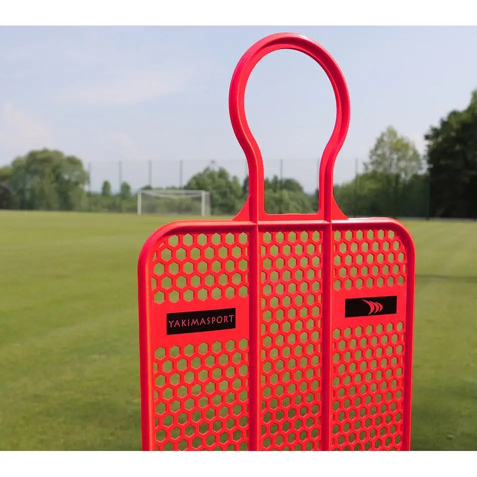 Målstolpe PRO 180 cm i rød plast, frontvisning med bikubemønster og logoer, plassert på grønn gressbane.