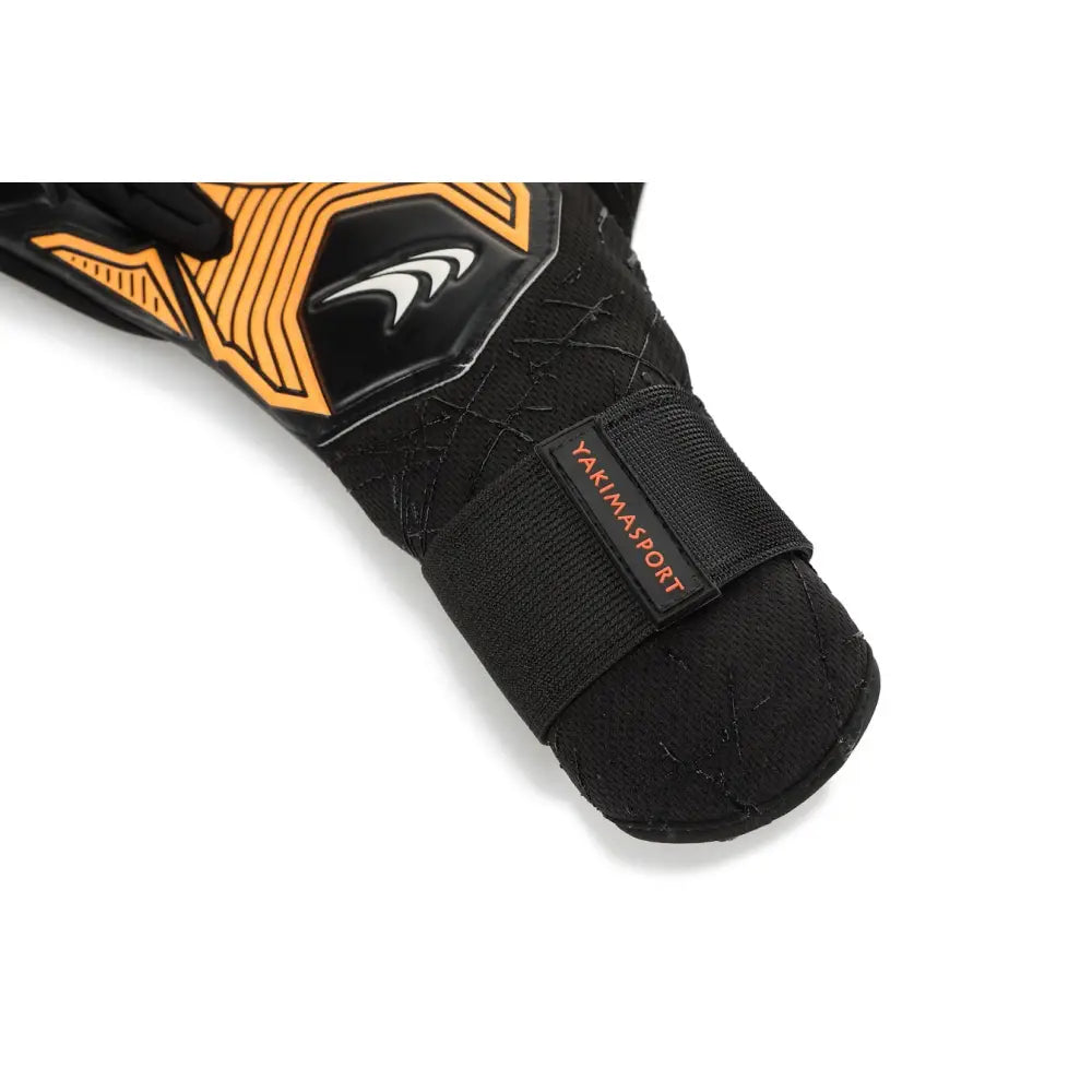 Målvaktshansker PRO ONE str. 8, overside med oransje detaljer og synlig YAKIMASPORT borrelås.