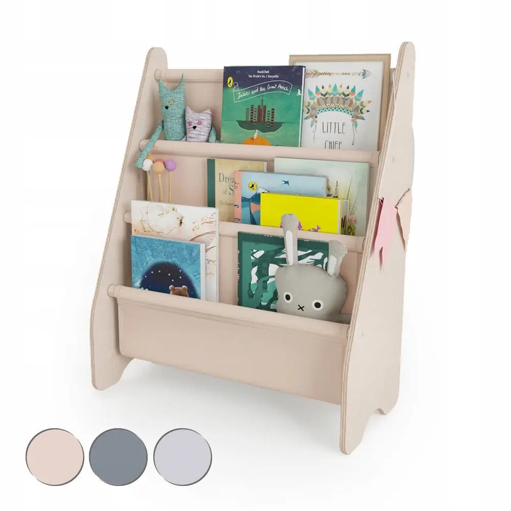 Mamoi hylle for barnebøker i lyst tre, skråstilt med fargerike barnebøker, kosedyr og dekorative bånd.