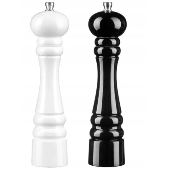 Manuell kvernsett i tre, hvit og svart pepper- og saltkvern med sølvfargede knotter, frontvisning.