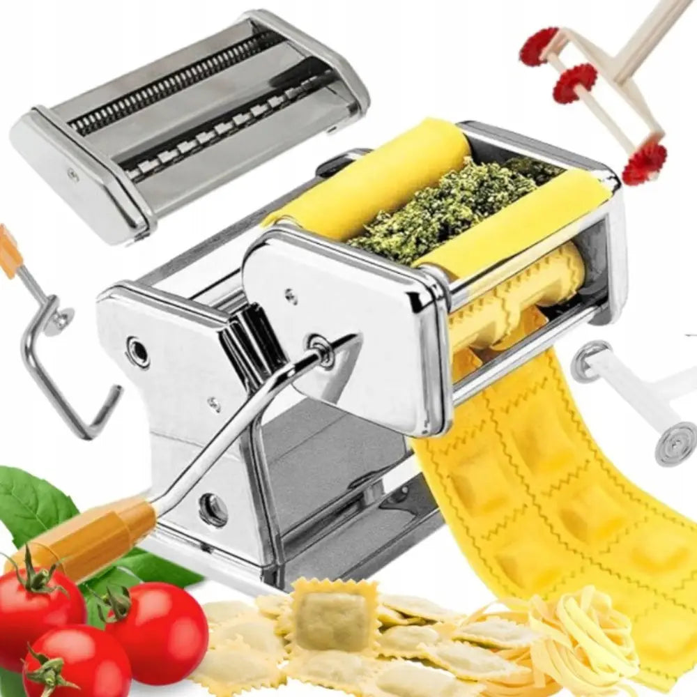 Manuell pastamaskin i stål med trehåndtak, utskiftbare valser og fylt pasta, omgitt av ravioli og grønnsaker.