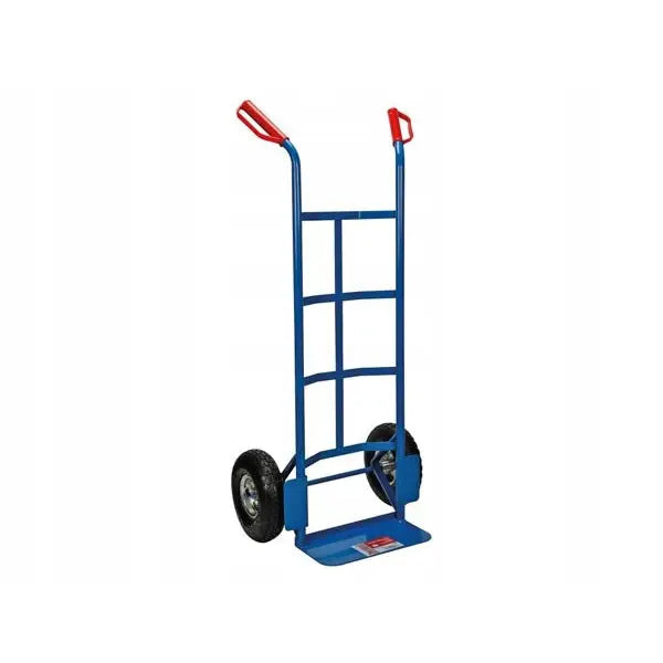 Manuell transport- og bagasjevogn i blått metall, to store sorte hjul, røde håndtak, sett skrått forfra.