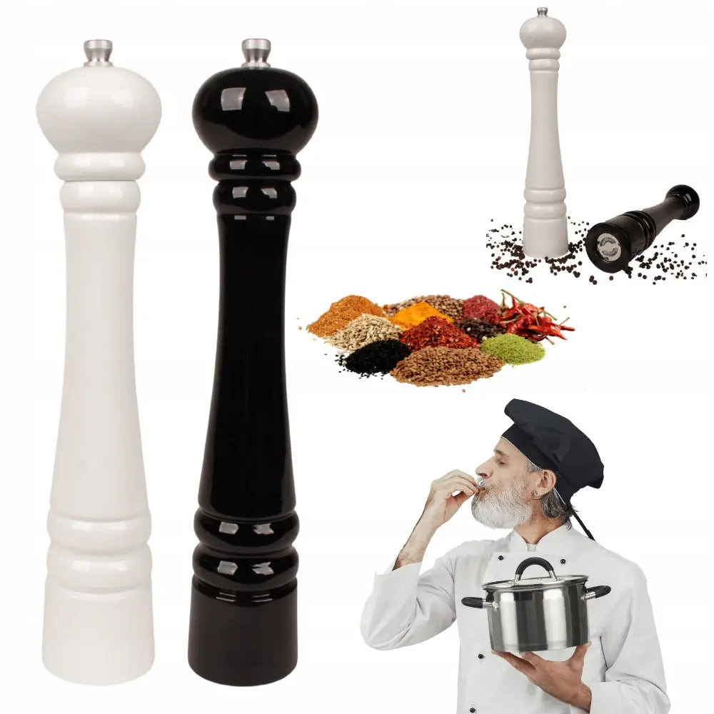 Manuelle salt- og pepperkverner i tre, hvit og svart modell, foran blandede krydder og kokk ved gryte.