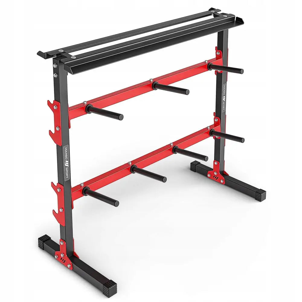 Stativ for vekter, manualer og vektstenger fra Marbo, skrå forfra med synlige oppbevaringsstenger i metall.