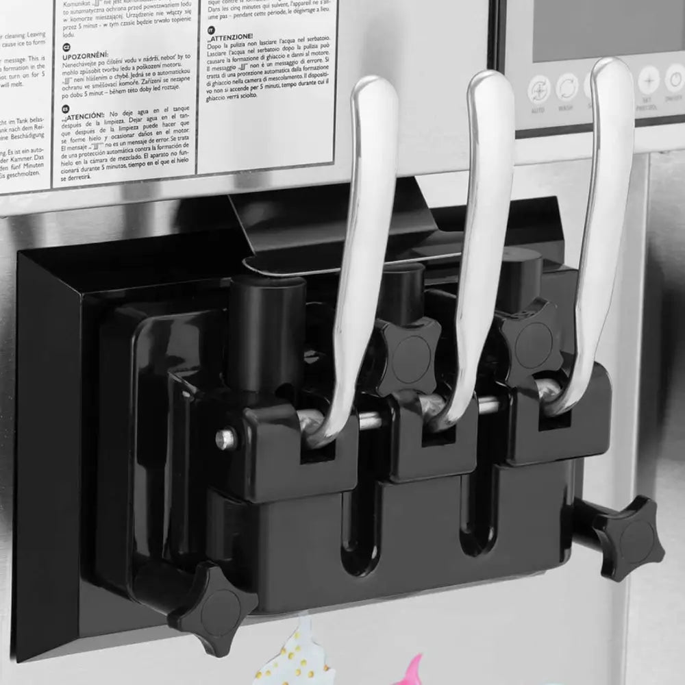 Maskin for italiensk is, tre sølvspaker og svart panel med knotter, sett fra skrå vinkel.