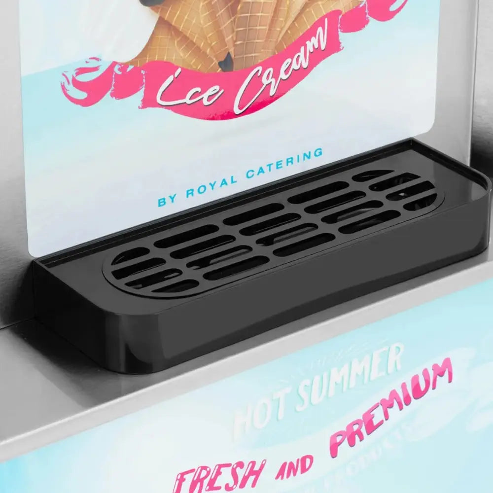 Sort plast dryppbrett under italiensk ismaskin, skrå vinkel med synlig dekor og fargerik reklame.