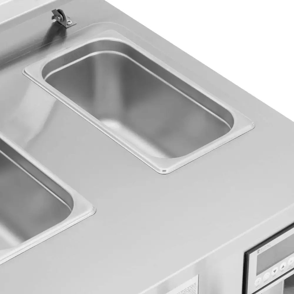 Maskin for italiensk is, rustfri ståltank sett skrått ovenfra med digitale kontrollknapper i hjørnet.