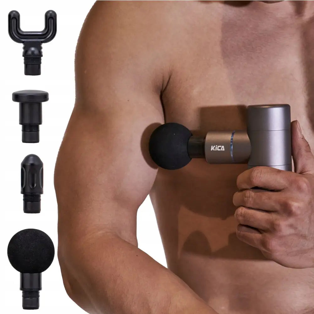 Massasjepistol Kica brukes på overarmen, fire svarte massasjehoder vises til venstre mot hudfarget bakgrunn.