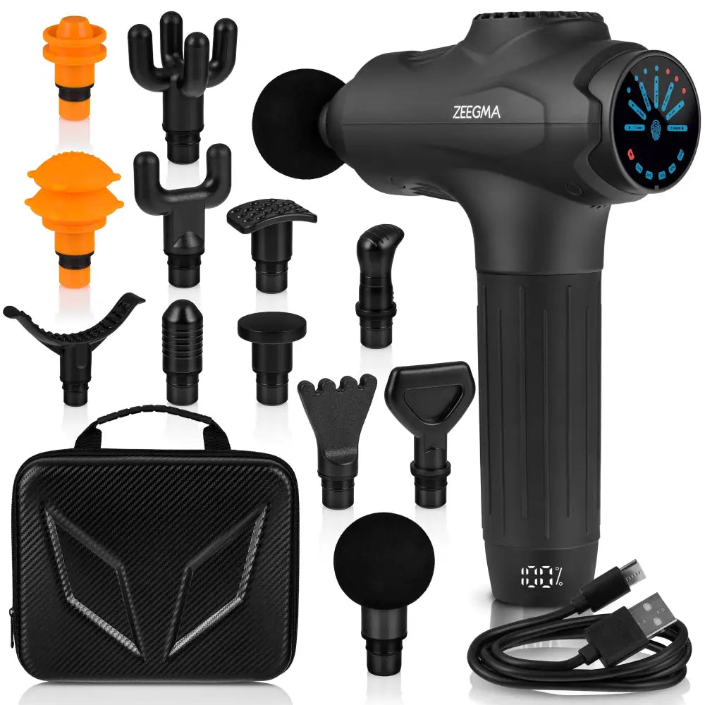 Massasjepistol fra Zeegma med digitalt display, 12 utskiftbare hoder, svart veske og ladekabel, skrå vinkel.