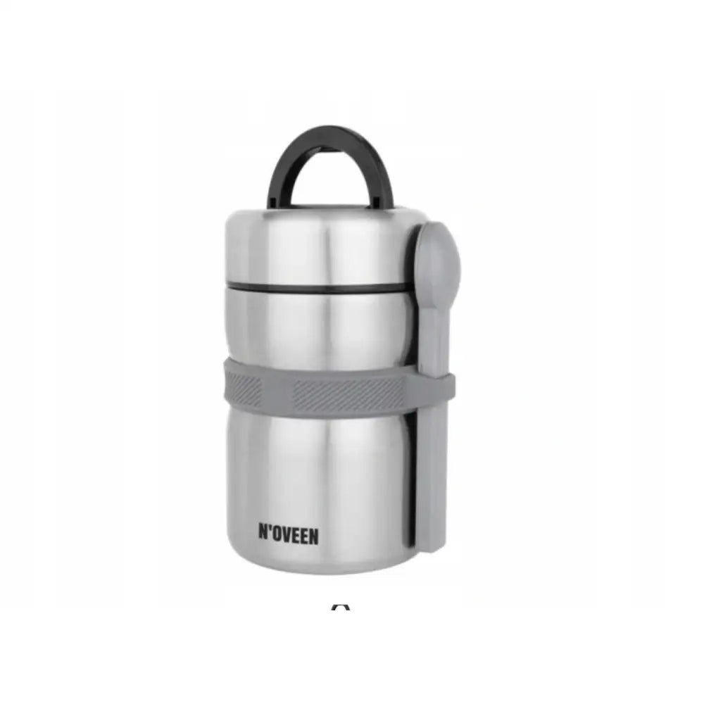 Matboks N'Oveen i rustfritt stål, frontvisning med grått håndtak, belte og skje festet på siden.