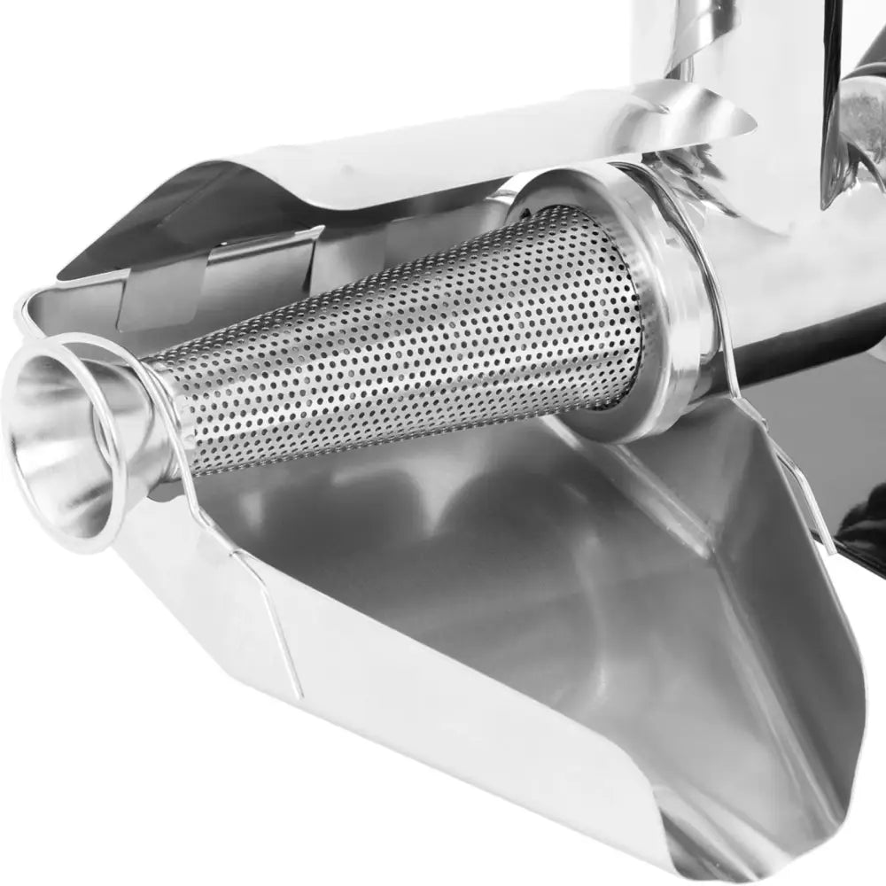 Matetomatkvern, sidevisning av perforert rustfri kjeglesil og oppsamlingsrenne med blank finish.