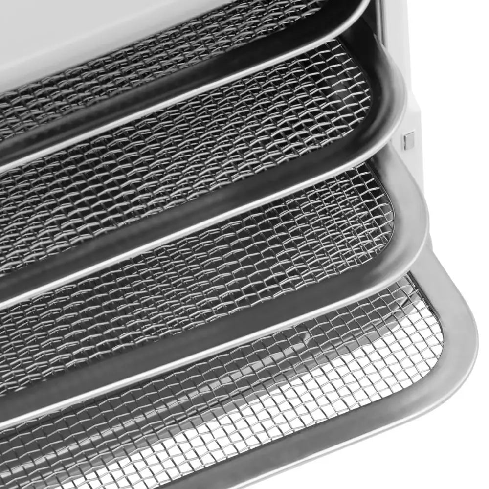 Matlufttørker, fire sølvfargede metallnettbrett fra skrå vinkel med fokus på rammen og tett netting.