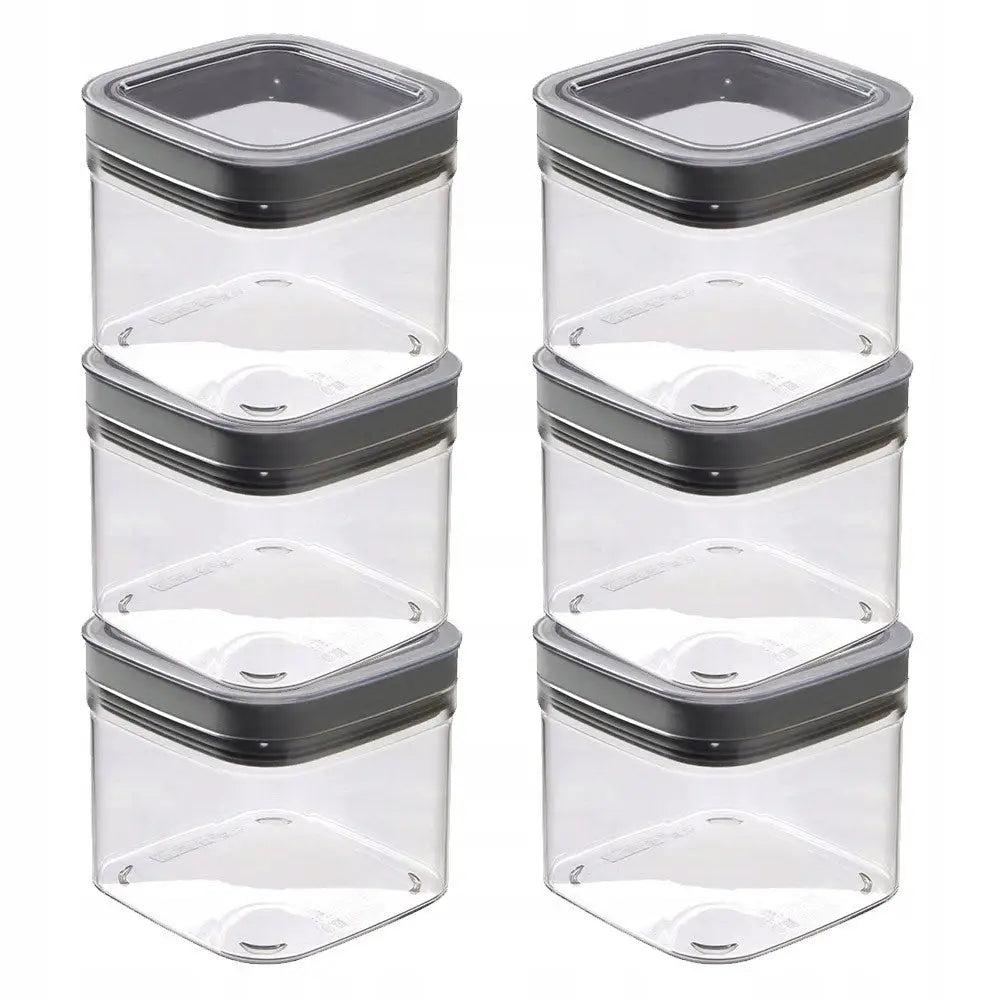 Matoppbevaringsbokser for kaffe og te, åtte firkantede plastbokser med mørkegrå, tette lokk stablet i to kolonner.