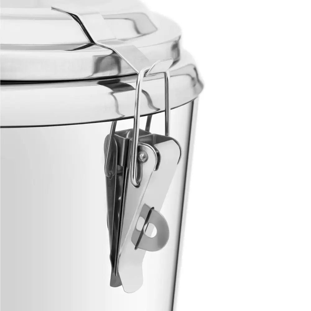 Mattransport ståltermos 60L, nærbilde fra siden med lokk og robust metallklemme for sikker lukking.