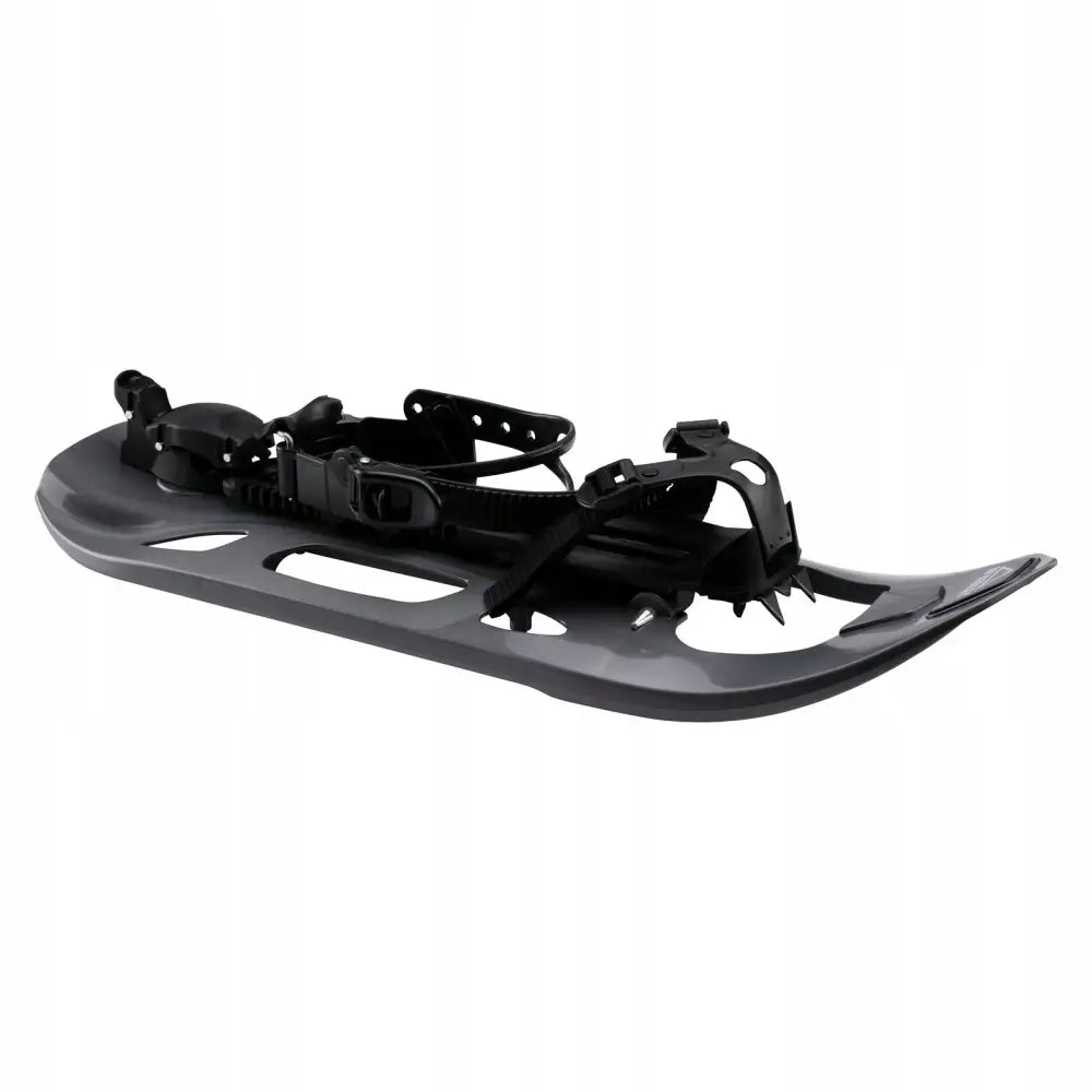 McKinley Snowcross 30 truge, grå plastdesign med svarte remmer og metallpigger synlig under bindingen.