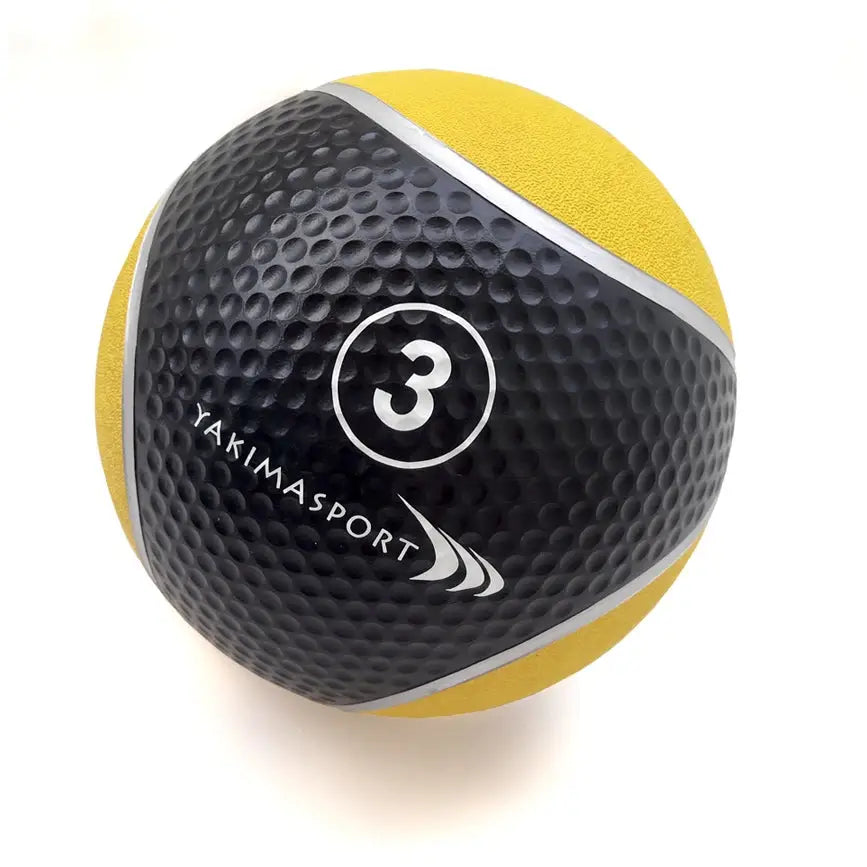 Medisinball 3 kg, svart og gul med strukturert overflate og tallet 3 tydelig synlig, skrå vinkel.