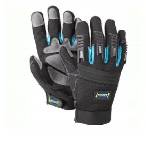 Mekanikerhansker i svart med grå og blå detaljer, forsterkede fingre og borrelås ved håndleddet mot hvit bakgrunn.