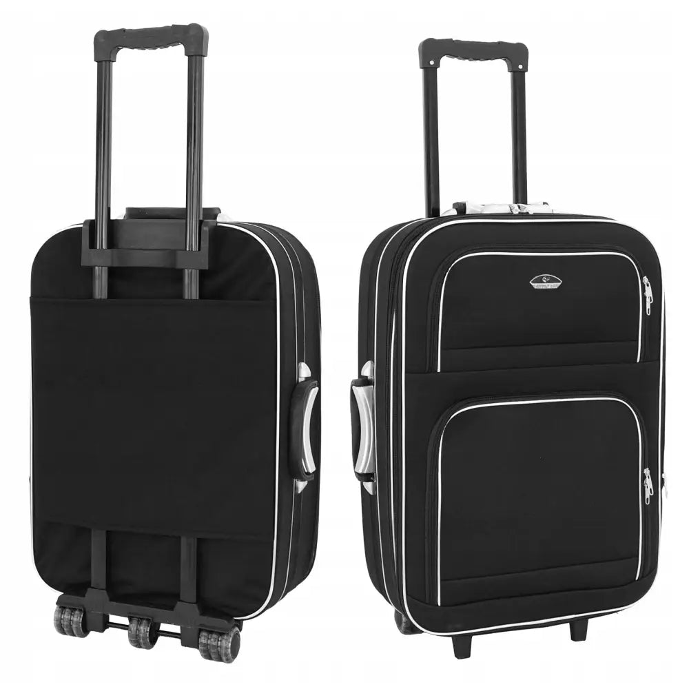 Mellomstor XL koffert i svart tekstil, for- og bakside med sølvdetaljer, teleskophåndtak og glidelåslommer.