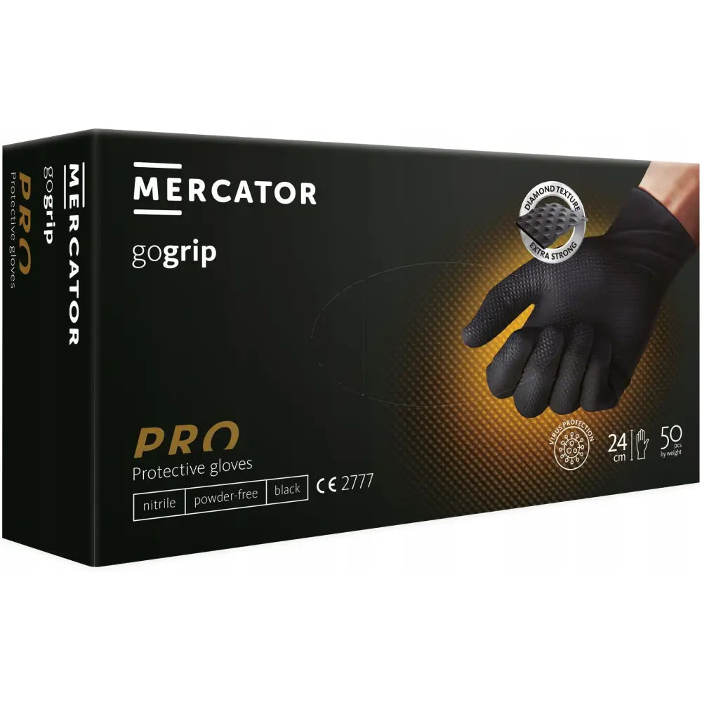 Mercator Nitrilhansker Gogrip Black, sort hanske med riflet overflate vist på hånd foran sort eske med gulltekst.