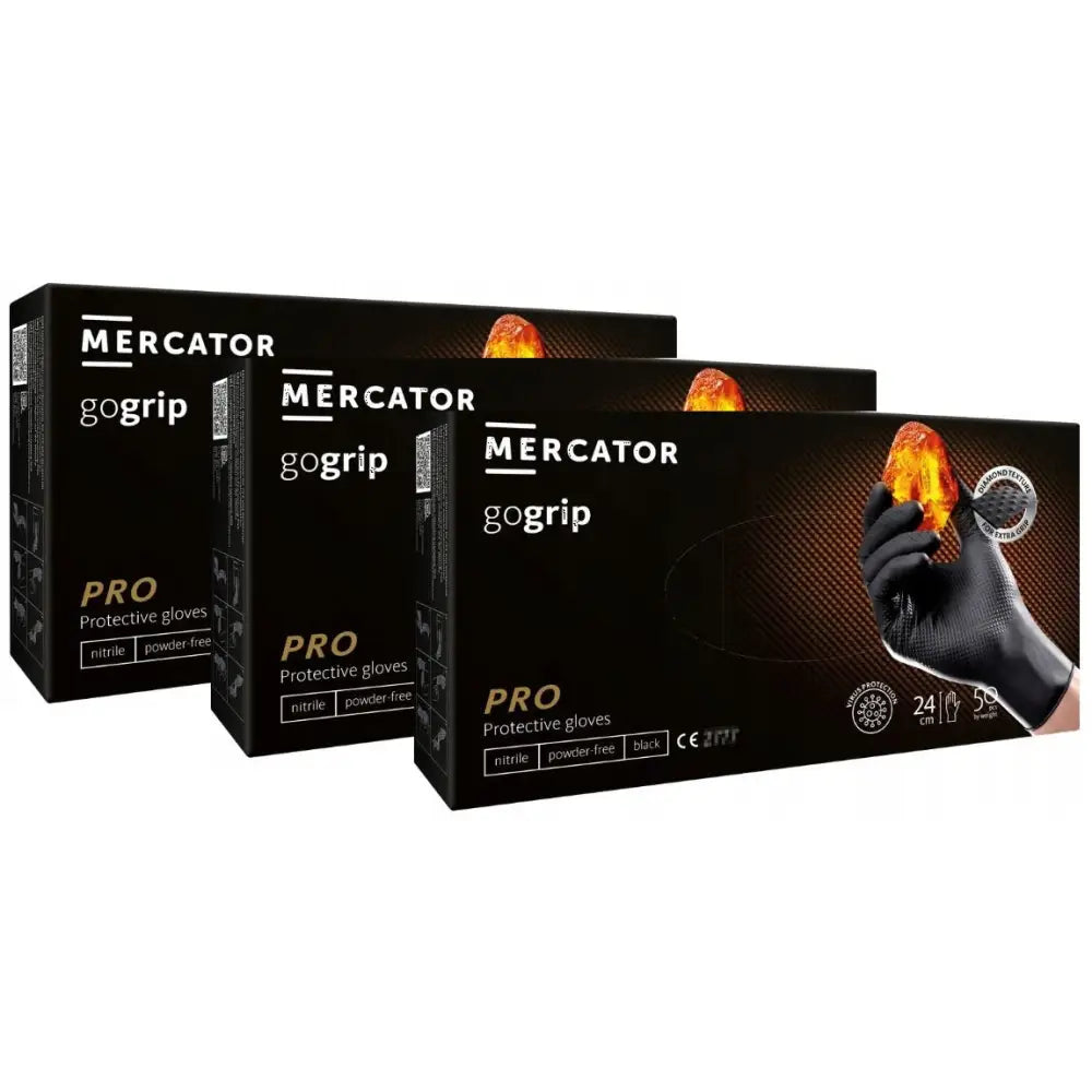 Mercator Nitrilhansker Black Gogrip, tre esker sett forfra med hanske som griper oransje objekt på emballasjen.