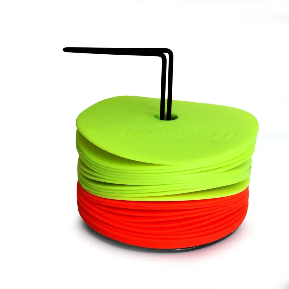 Merk Flat Markers, sett med 20 runde plastmarkører i lys grønn og oransje, stablet på sort metallholder.