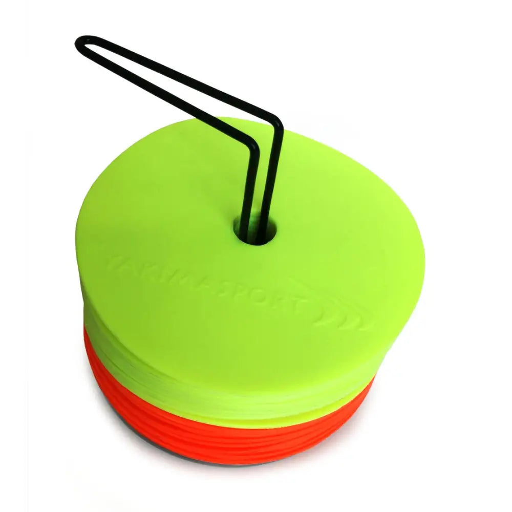 Runde neongule og oransje flat markers i plast, stablet på sort metallholder, sett ovenfra mot hvit bakgrunn.