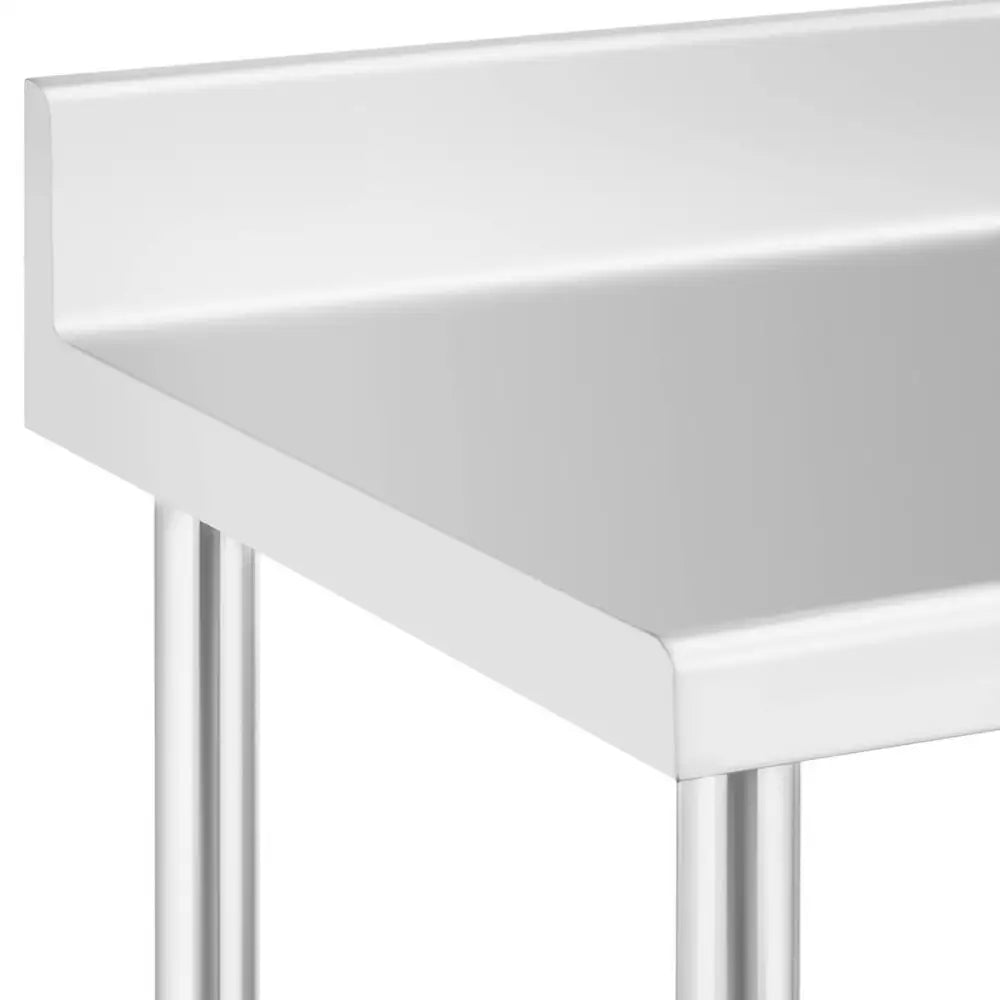 Metal gastrobord på hjul, nærbilde av hjørne med forhøyet kant og glatt rustfritt ståloverflate.