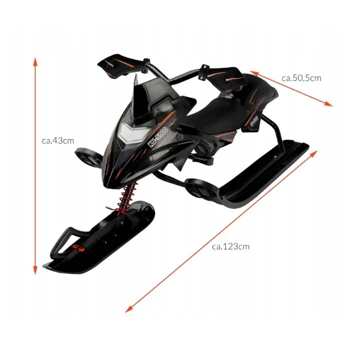 Metall akebrett med ratt og røde detaljer, sett skrått forfra med markerte mål på bildet.