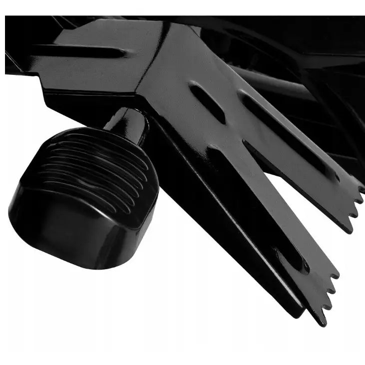 Metall akebrett skisleder, nærbilde av sort riflet pedal med taggete kanter og tydelige festespor.