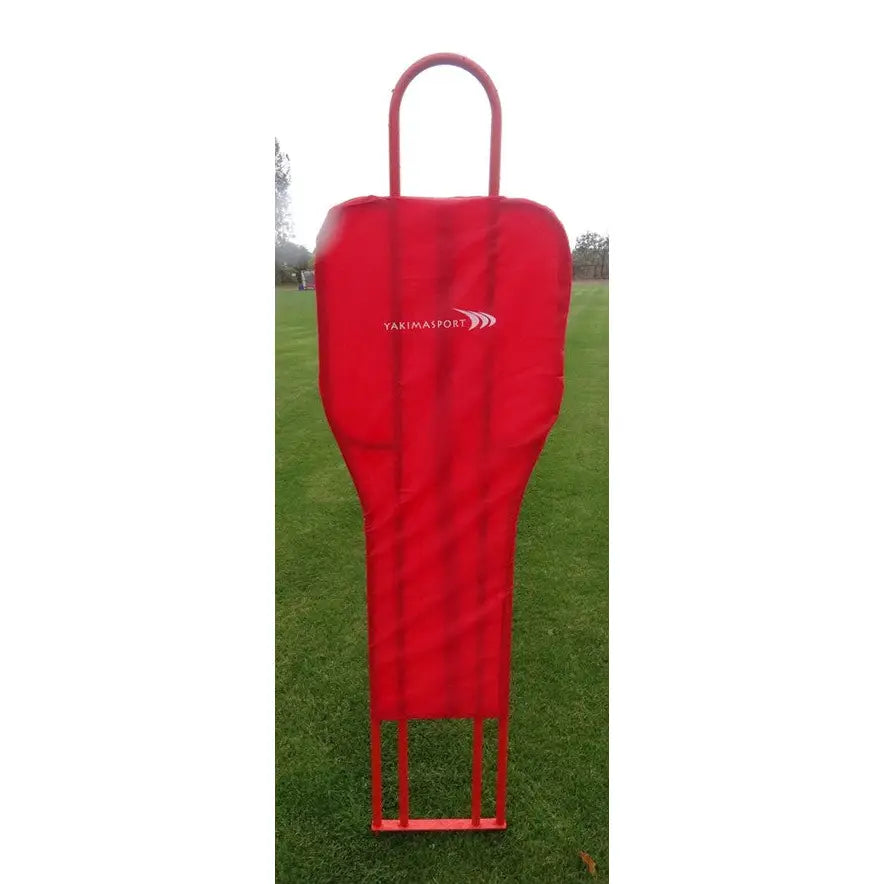 Metall fotballmur, rødt treningsskjold med metallramme og Yakimasport-logo, sett forfra på gress.