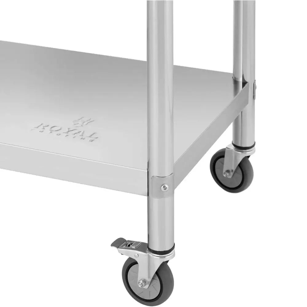 Metall gastronomisk rullebord, nærbilde av hylleplaten med synlig logo og hjul med brems i sølvfarget stål.