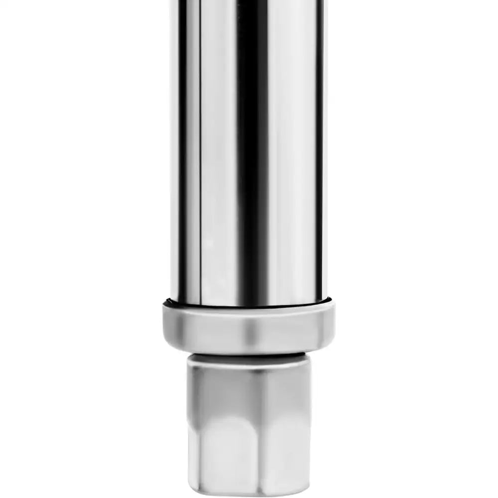 Metall lagerhylla, nærbilde av sølvfarget, sylinderformet del med glatt, polert overflate.