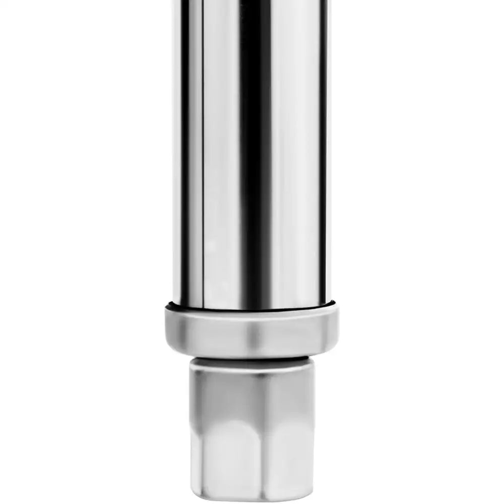 Metall lagringsstativ, nærbilde av sølvfarget sylinder med sekskantet ende og glatt ring ved foten.