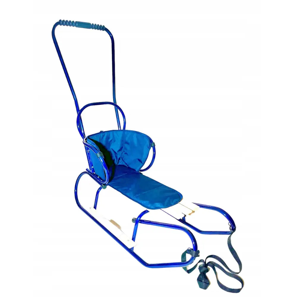 Metallakebrett med blått sete og ryggstøtte, metallramme, styrehåndtak og drareim, sett fra skrå vinkel.