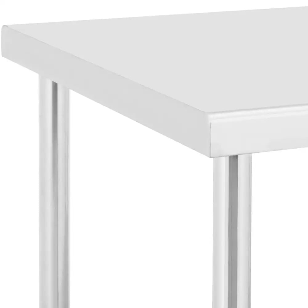 Kjøkkenbord på hjul med hvit bordplate, nærbilde av sølvfargede metallben og rette kanter.