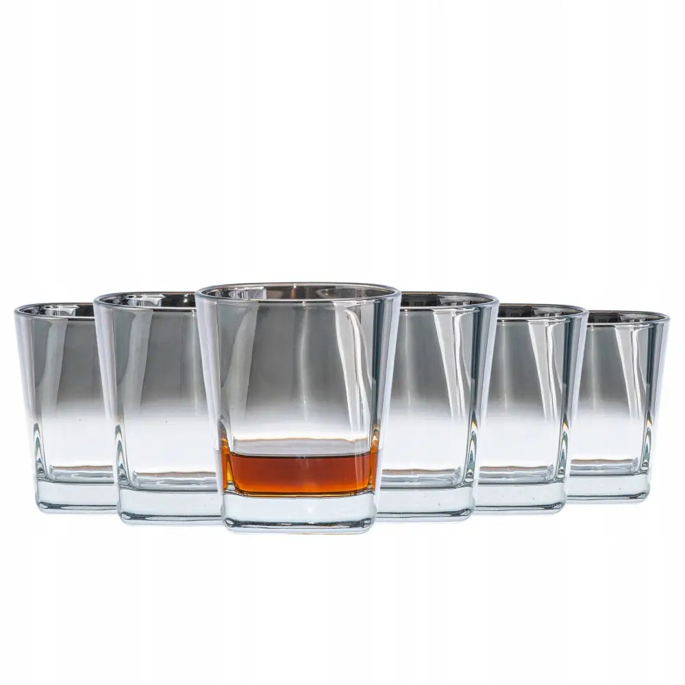 Metalliserte whiskyglass Ambition, seks firkantede glass på rekke, ett med litt whisky i bunnen.