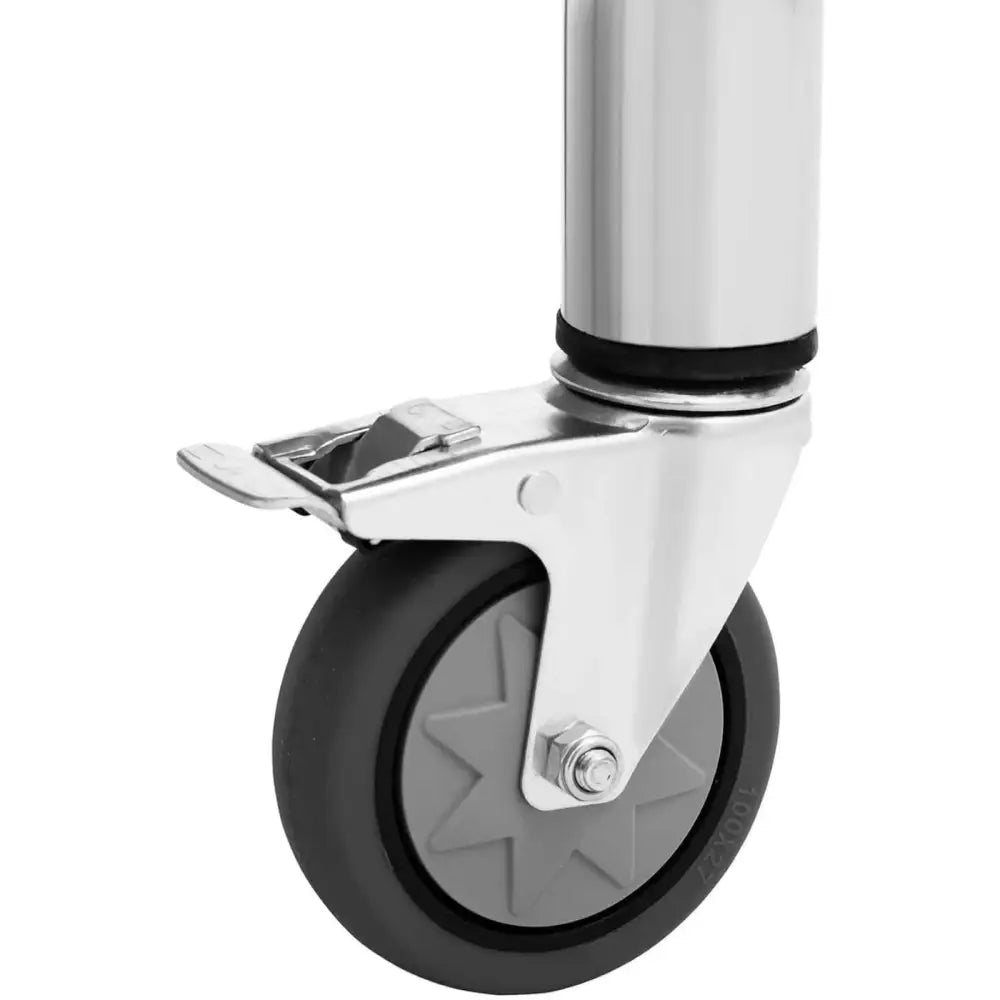 Grå og svart gummihjul med bremse, montert på metallisk rullebord, nærbilde av hjulfeste.