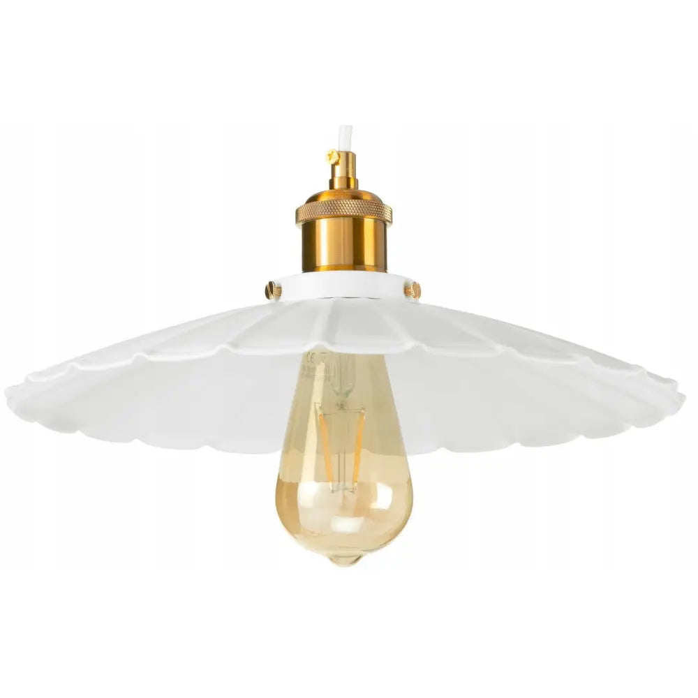 Metallisk hengende lampe med hvit, bølget keramikk-skjerm, synlig lyspære og messingdetaljer, frontvisning.
