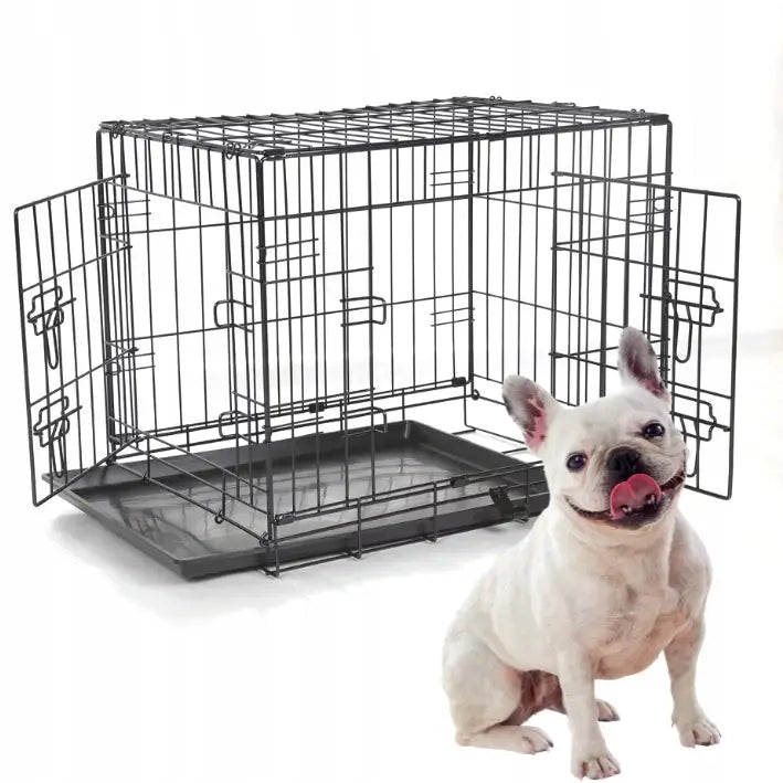 Metallisk kennelbur M i svart, avbildet fra skrå vinkel med to åpne dører og uttakbar bunnskuff, liten hvit hund foran.