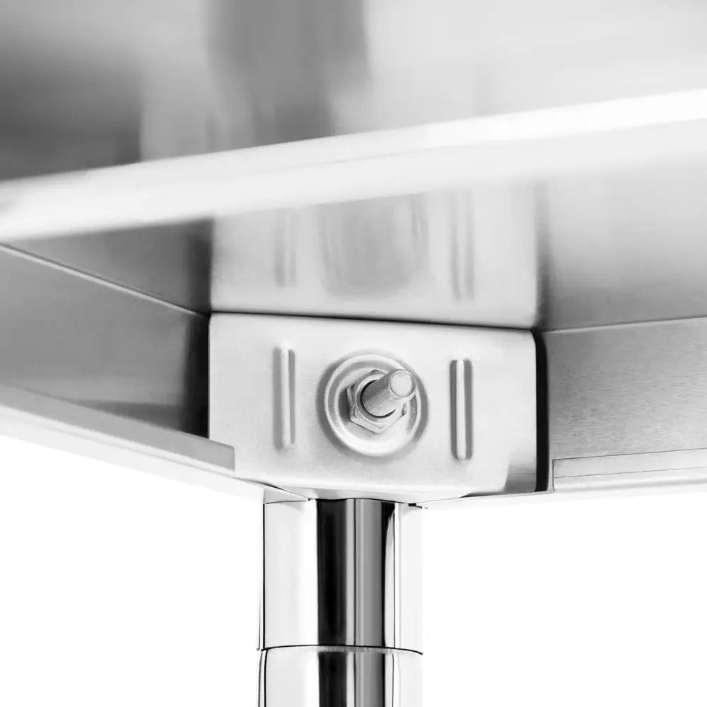 Metallisk kjøkkenreol, detalj av festemekanisme mellom krommet bein og rustfri hylleplate.