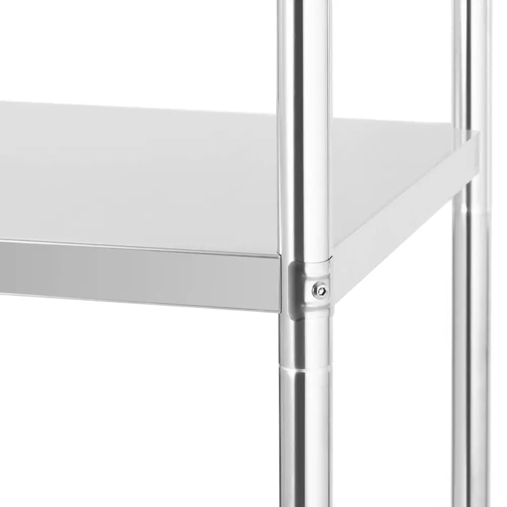 Metallisk kjøkkenreol, nærbilde av hjørne med blanke runde ben, synlig skrufeste og glatt stålhylle.