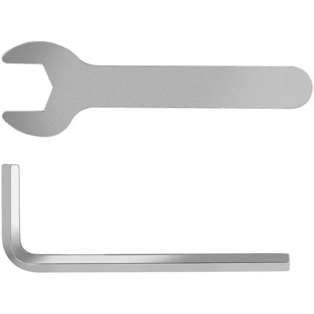 Flat sølvfarget fastnøkkel og L-formet unbrakonøkkel i metall, sett ovenfra mot hvit bakgrunn.