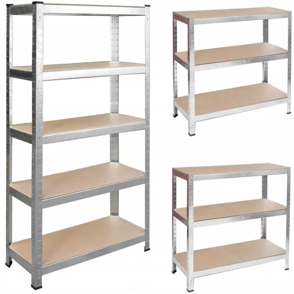 Metallisk lagerhylle for garasje, sølvramme og lyse trehyller, sett fra siden i skrå vinkel.